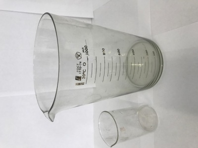 Лабораторная посуда из стекла и фарфора с хранения