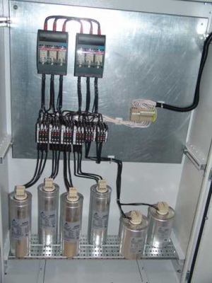 Конденсаторная установка серии УКРМ-0,4 в навесном шкафу типа ШМП-5