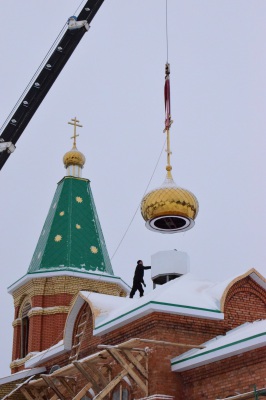 В честь православного праздника Дня Святого Николая на возводимый при участии НПО «Каскад» в селе Чиганары храм подняты купола.
