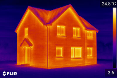 теплопотери двухэтажного дома на экране тепловизора