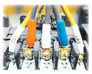 Провода подсоединяются к контактам автоматического выключателя