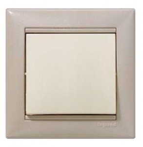Электроустановочные изделия Legrand серии Valena